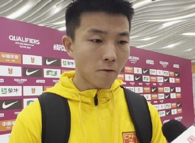 老板让秘书趴下露出屁股